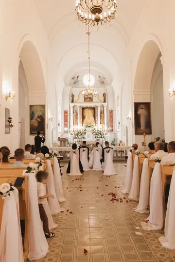 Ceremonia ślubna w kościele — kadr od chrzestnej